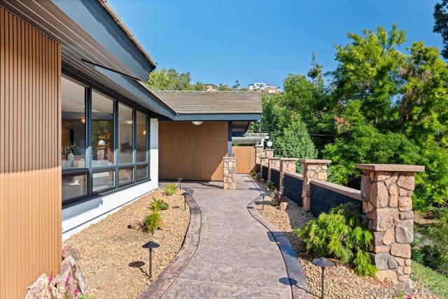 4911 Beaumont Dr, La Mesa CA: https://media.crmls.org/mediaz/2aaa30aa-6b5d-4ac9-a609-44a901f8cc8f.jpg