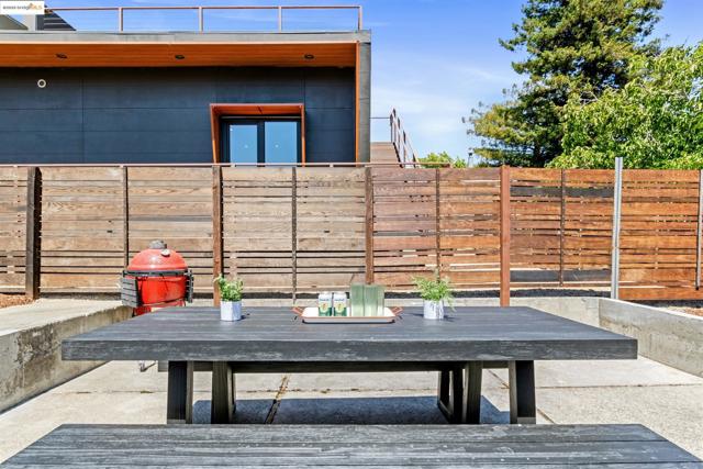 2391 Rancho Rd, El Sobrante CA: https://media.crmls.org/mediaz/2aaa9577-9194-4eb8-b381-9da15624a295.jpg