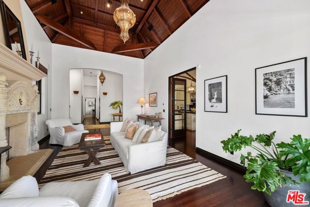 26799 Pacific Coast Highway, Malibu CA: https://media.crmls.org/mediaz/2aab0994-fbc2-4b5f-8549-dd2d5cea0300.jpg