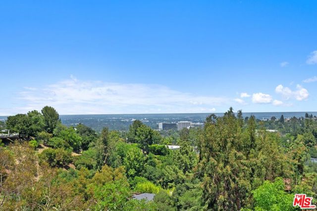 16980 Escalon Drive, Encino CA: https://media.crmls.org/mediaz/2aab7e4f-2597-4c0c-9d93-1b458f1c959f.jpg
