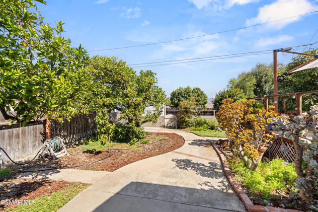 60 Grandview Circle, Camarillo CA: https://media.crmls.org/mediaz/2aab8bd3-bf07-466e-9fa6-6c947f6e1de4.jpg