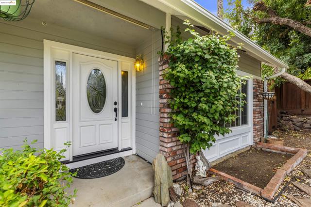 3405 Garrow Dr, Antioch CA: https://media.crmls.org/mediaz/2aabe6ee-de87-465e-97f3-3c3bdc7ae94b.jpg