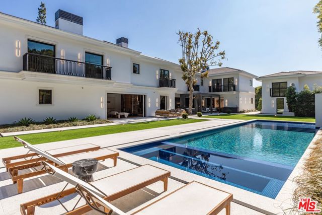 927 N Whittier Drive, Beverly Hills CA: https://media.crmls.org/mediaz/2aacee0a-579b-43fe-a73f-e5dea2ed7a24.jpg