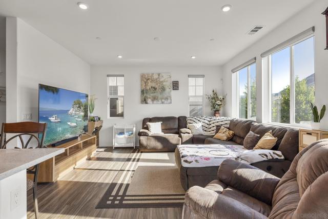 532 Enzo St, Lake Elsinore CA: https://media.crmls.org/mediaz/2aadbf58-5b57-4315-be49-5842111fd4b9.jpg