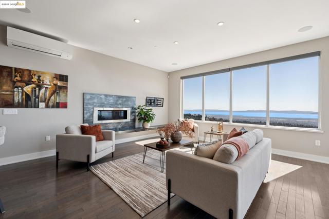 25 Diablo Dr, Oakland CA: https://media.crmls.org/mediaz/2ab00fe3-0699-46bf-a85d-4bebfdeec9dd.jpg