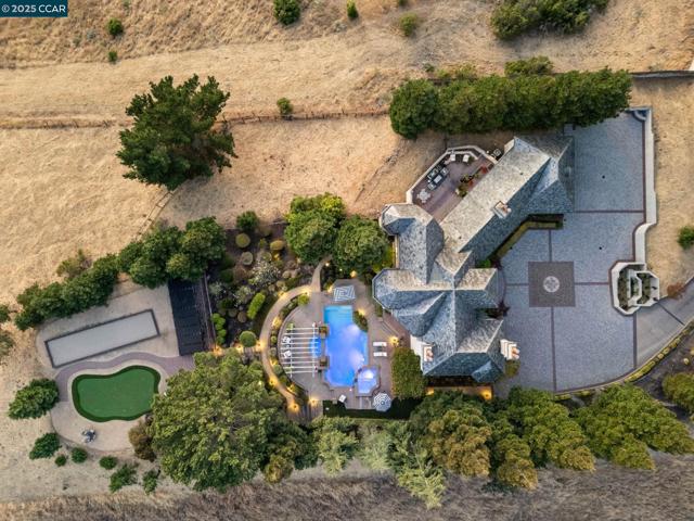 4860 Venner Rd, Martinez CA: https://media.crmls.org/mediaz/2ab08c9f-0a6c-4c18-8ab1-69fb11b0a3b2.jpg