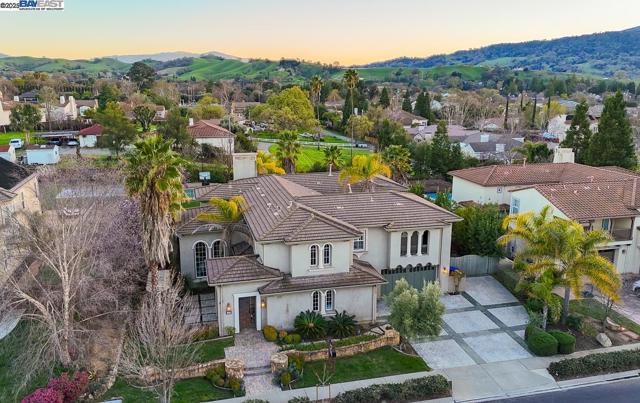 1037 Sunset Creek Ln, Pleasanton CA: https://media.crmls.org/mediaz/2ab0e9ac-349a-4e11-95b8-f144c2468078.jpg