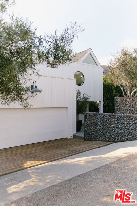 31866 Seafield Drive, Malibu CA: https://media.crmls.org/mediaz/2ab2046f-1116-4d06-891e-4f606b6f9758.jpg