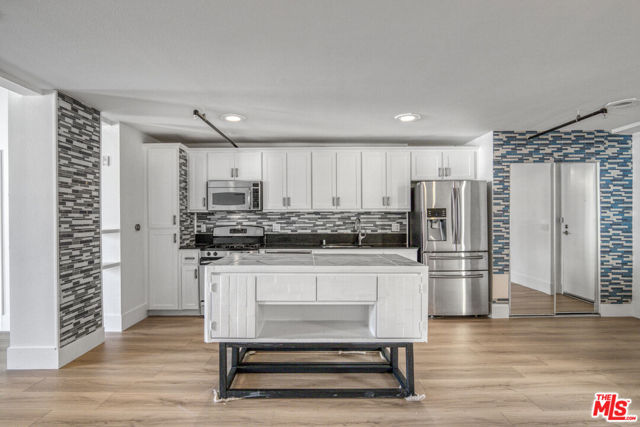 253 S Broadway, Los Angeles CA: https://media.crmls.org/mediaz/2ab21720-7f73-4ebc-bee4-44411eb02cdb.jpg