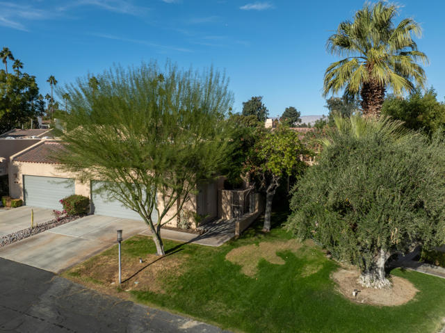 35 Mission Court Court, Rancho Mirage CA: https://media.crmls.org/mediaz/2ab30979-35a9-4c7f-beb8-6fac973dbabc.jpg