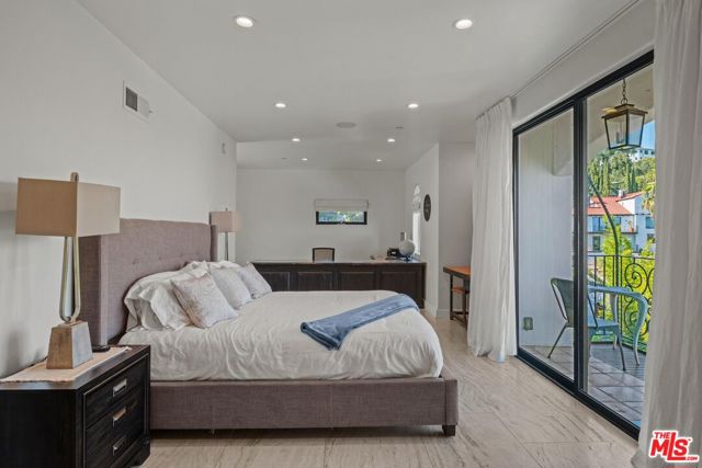 4733 Bonvue Avenue, Los Angeles CA: https://media.crmls.org/mediaz/2ab3e261-8144-4f7f-a71b-c61475a67e07.jpg