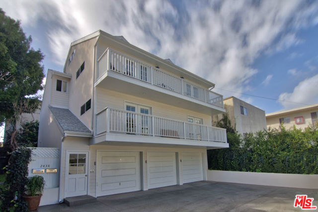2438 5th Street, Santa Monica CA: https://media.crmls.org/mediaz/2ab41b53-4375-435a-93bb-cbe5f594016f.jpg