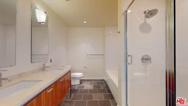 1155 S Grand Avenue, Los Angeles CA: https://media.crmls.org/mediaz/2ab4a1b3-6410-42bd-8ead-e6996fc9c858.jpg