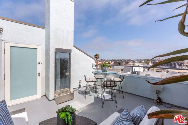 18 Union Jack Street, Marina del Rey CA: https://media.crmls.org/mediaz/2ab5dab5-002b-4502-a859-881fffca6c6e.jpg