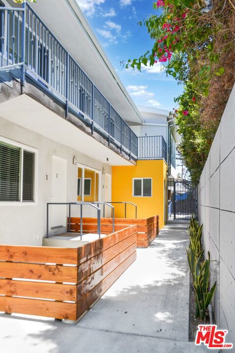 1446 S COCHRAN Avenue, Los Angeles CA: https://media.crmls.org/mediaz/2ab5ed3d-2f90-4dd8-b715-dd9731e5b6b1.jpg