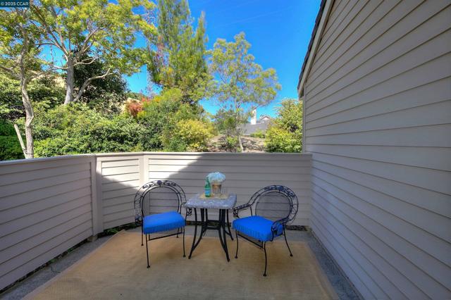310 Boatswain Ct, Hercules CA: https://media.crmls.org/mediaz/2ab6cfeb-7445-4802-a560-fc5b5ebb24dd.jpg