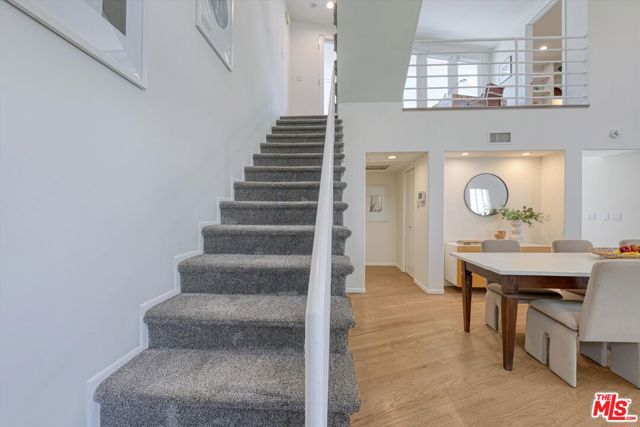 833 17th Street, Santa Monica CA: https://media.crmls.org/mediaz/2ab844a9-d774-4832-8c8b-af4e57cd6e70.jpg