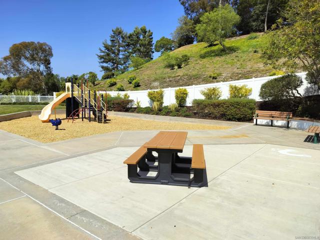 838 Masters Dr, Oceanside CA: https://media.crmls.org/mediaz/2ab9f092-2773-4eec-8a38-b919affa59bc.jpg