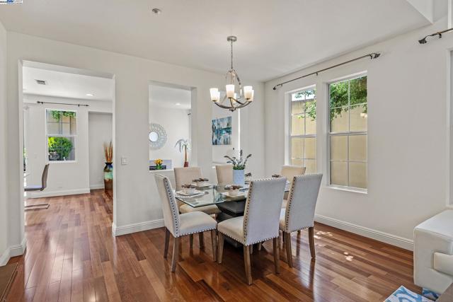 34906 Herringbone Ct, Union City CA: https://media.crmls.org/mediaz/2abb56c7-6e55-43d1-b2a9-abd2e7aa27ce.jpg