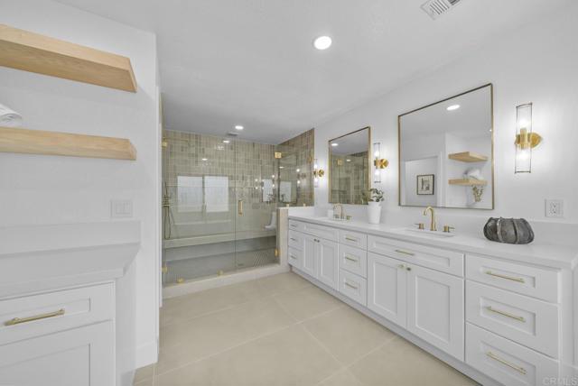 Detail Gallery Image 17 of 39 For 930 N Holly Glen Dr, Long Beach,  CA 90815 - 5 Beds | 4/1 Baths