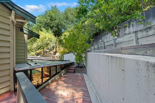 39 Mira Loma Rd, Orinda CA: https://media.crmls.org/mediaz/2abc0f1f-d004-4894-ac92-9348d0b922d5.jpg