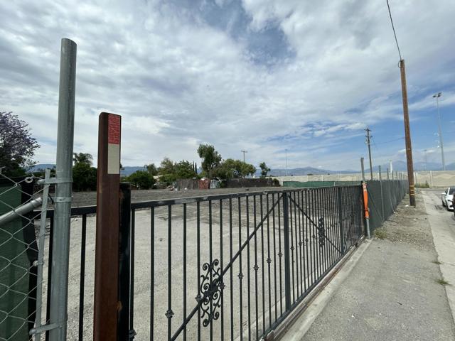 1527 4th Street, San Bernardino CA: https://media.crmls.org/mediaz/2abc822e-fd36-4ef7-8cba-1b992dd6b0a2.jpg