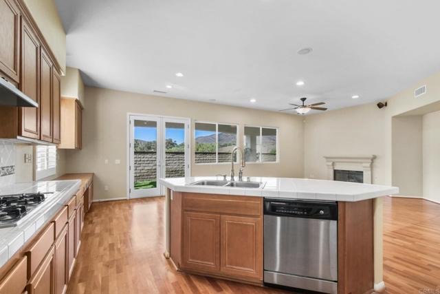 2547 N Trail Court, Chula Vista CA: https://media.crmls.org/mediaz/2abd1202-b3fe-43f7-bd56-c6ded690141c.jpg