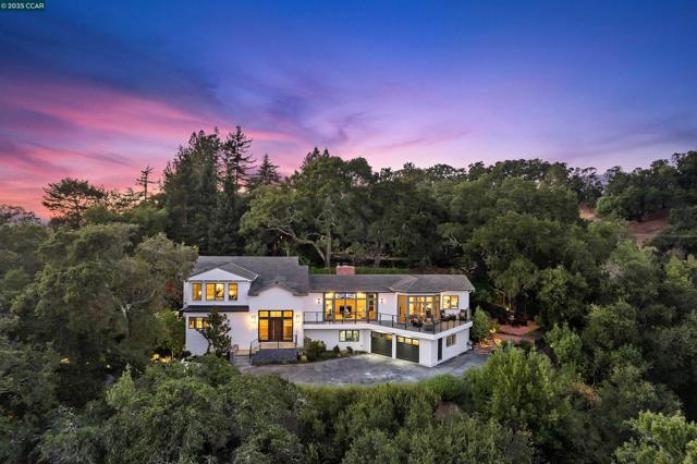 24 La Campana Rd, Orinda CA: https://media.crmls.org/mediaz/2abda21c-19ed-4a88-abfa-653af47083d9.jpg