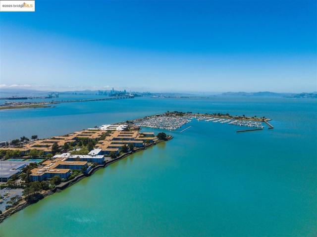 7 Commodore DR, Emeryville CA: https://media.crmls.org/mediaz/2abe10cc-e3e0-4975-a1e6-fb49b0a7d8ff.jpg