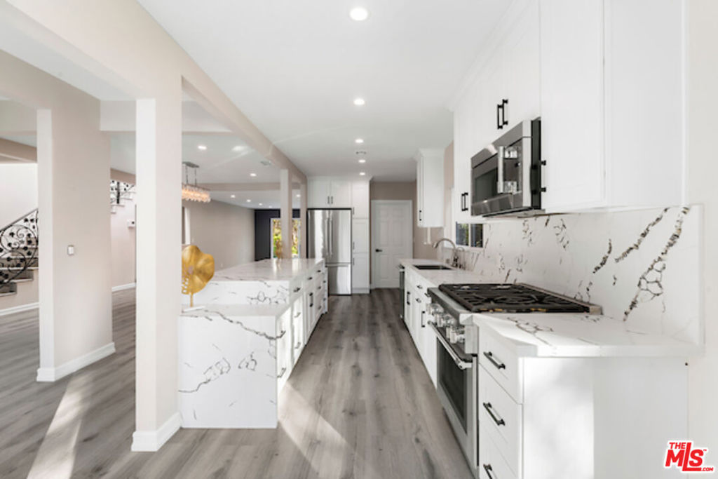 https://media.crmls.org/mediaz/2abf03a3-066c-4fa4-b45e-9b22e961a54b.jpg?preset=X-Large