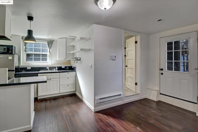 4211 Market St, Oakland CA: https://media.crmls.org/mediaz/2ac0bc0f-f362-443d-a2b5-8ad13b79fa84.jpg