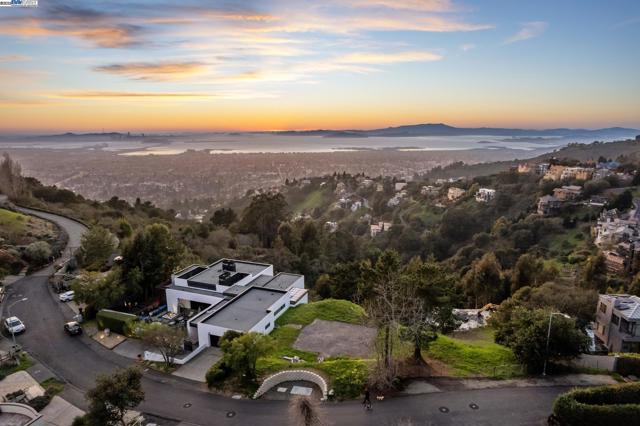 7041 DEVON WAY, Berkeley CA: https://media.crmls.org/mediaz/2ac0f637-c649-4bff-89fc-629de802c93a.jpg