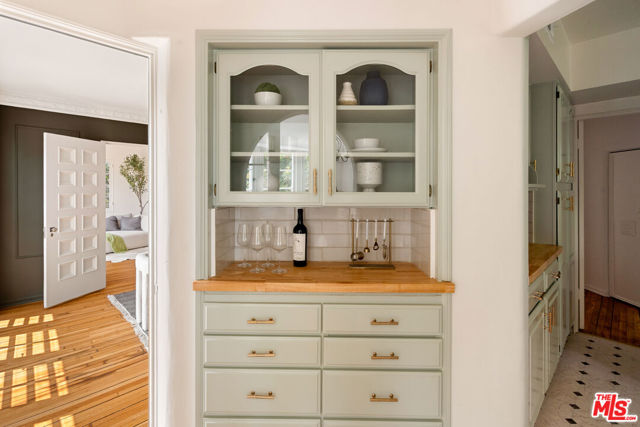 3716 Effingham Place, Los Angeles CA: https://media.crmls.org/mediaz/2ac171e8-159f-4d55-a73c-ea08dc463e4d.jpg