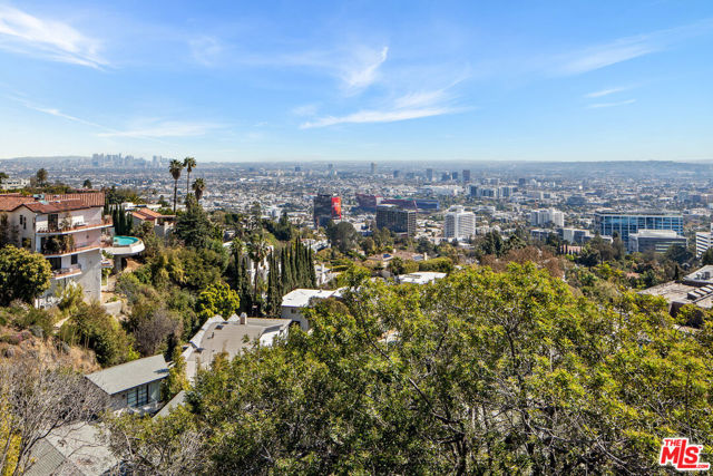 9432 Sierra Mar Place, Los Angeles CA: https://media.crmls.org/mediaz/2ac33664-da77-455a-afd6-8d3b74b6d10e.jpg
