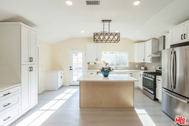 9701 Wheatland Avenue, Sunland CA: https://media.crmls.org/mediaz/2ac3a270-aee0-4bca-be37-19521b0d9a35.jpg