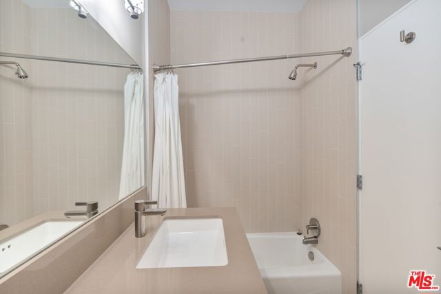 1 Northstar Street, Marina del Rey CA: https://media.crmls.org/mediaz/2ac3b265-ec41-49a8-8763-c49689b9e190.jpg