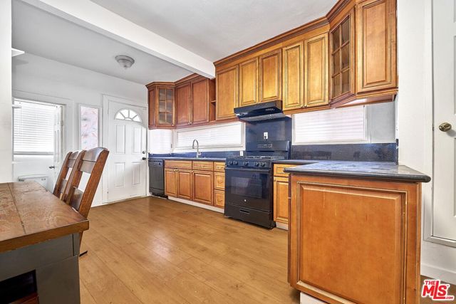 1612 Arlington Avenue, Los Angeles CA: https://media.crmls.org/mediaz/2ac3e91c-b566-44e5-9638-348e698ffeec.jpg