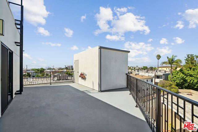 819 E La Palma Drive, Inglewood CA: https://media.crmls.org/mediaz/2ac3fea5-6180-44b7-8143-f4ad8e78b003.jpg