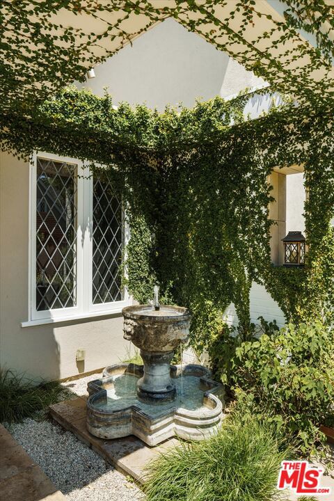 322 Lorraine Boulevard, Los Angeles CA: https://media.crmls.org/mediaz/2ac5a9ad-f94e-4f7c-ac27-ceab97b96c0d.jpg