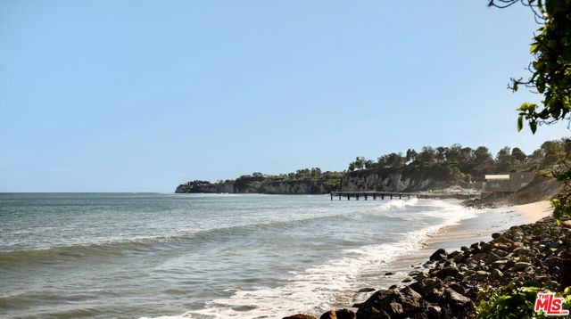 28036 Sea Lane Drive, Malibu CA: https://media.crmls.org/mediaz/2ac69379-7ea9-42a8-bd00-2028984757b9.jpg