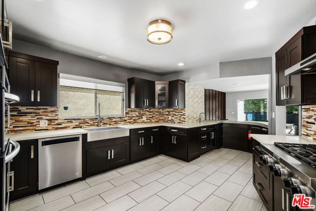 6616 Wooster Avenue, Los Angeles CA: https://media.crmls.org/mediaz/2ac693c7-3653-4611-9a3b-2d9872945877.jpg