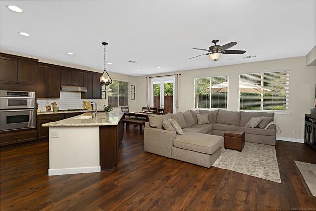 1104 Parkview Dr, Oceanside CA: https://media.crmls.org/mediaz/2ac6b3ac-67a8-4d38-b4e3-e7f4ed2efe39.jpg