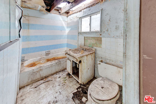 2028 E 126th Street, Compton CA: https://media.crmls.org/mediaz/2ac7457d-81ec-4f2a-8f4f-97dd445b40e2.jpg