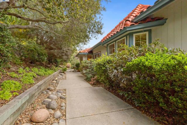 3565 Star Ridge Rd, Hayward CA: https://media.crmls.org/mediaz/2ac798da-a9e9-49fb-b71f-cd333995d775.jpg