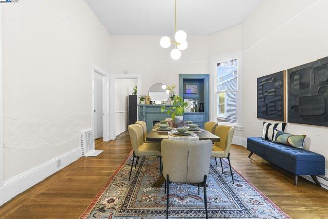 2349 Waverly St, Oakland CA: https://media.crmls.org/mediaz/2ac7aabf-4622-41a5-a3ed-55d09f755604.jpg