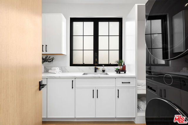 2565 Patricia Avenue, Los Angeles CA: https://media.crmls.org/mediaz/2ac7c5bf-5082-42fd-9311-f107d865aee2.jpg