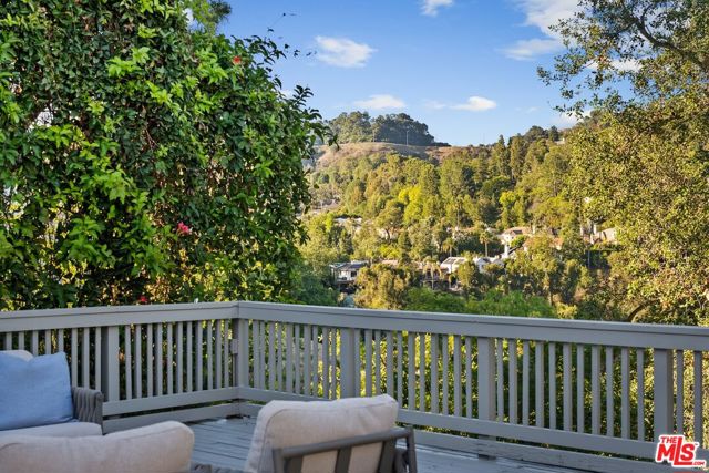2596 Wallingford Drive, Beverly Hills CA: https://media.crmls.org/mediaz/2ac7fc8e-1cae-455e-954d-03af04347724.jpg