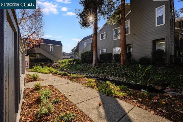 231 Sunspring Ct, Pleasant Hill CA: https://media.crmls.org/mediaz/2ac8b293-57f5-4316-bdab-9dbcbd5f24a7.jpg