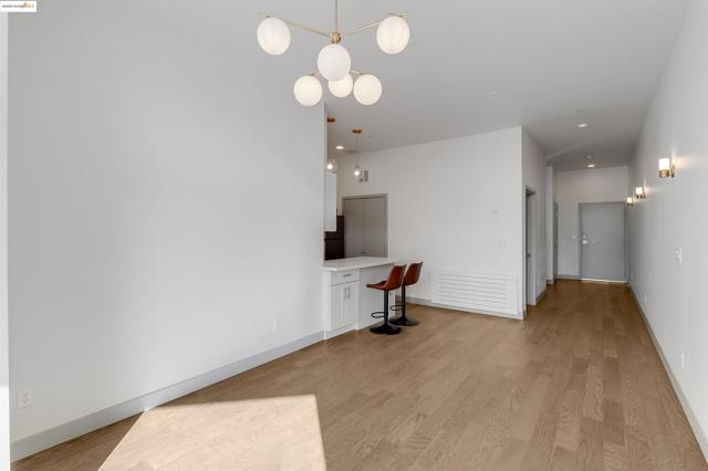 410 Webster St, Oakland CA: https://media.crmls.org/mediaz/2aca1b40-6135-454d-bf79-ffddc756c948.jpg