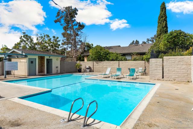 8069 Caminito Gianna, La Jolla CA: https://media.crmls.org/mediaz/2aca254f-3f1f-4a6c-bb8d-75c8deeca566.jpg